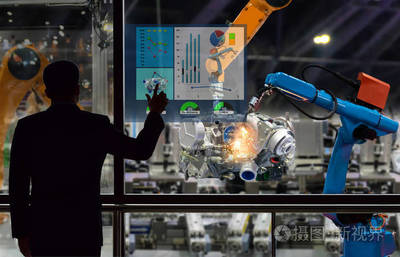 工程师触摸屏控制机器人生产工厂零部件发动机制造行业机器人和机械臂